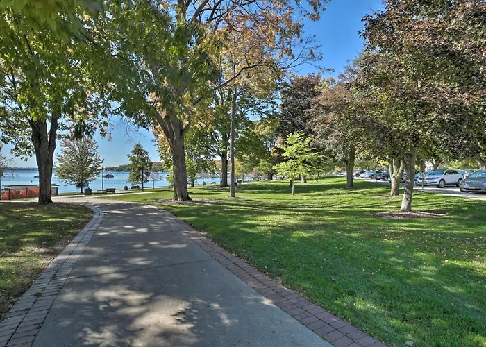 Luxe Lake Geneva Retreat In Downtown!