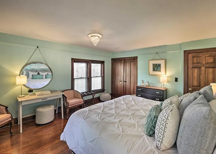 Luxe Lake Geneva Retreat In Downtown!