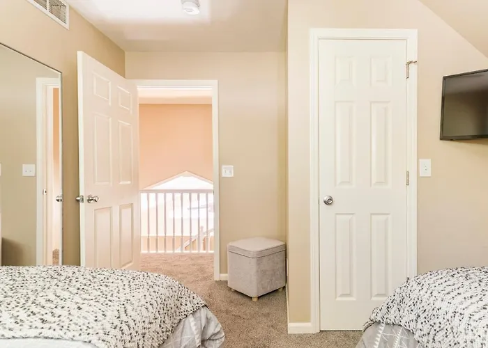 Large 5 Bed Lake Geneva Home 4 Blocks From Lake!