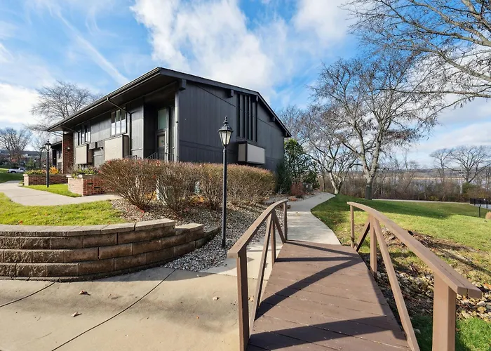 Elegant 4-Season Lake Geneva Condo W/ Fireplace!