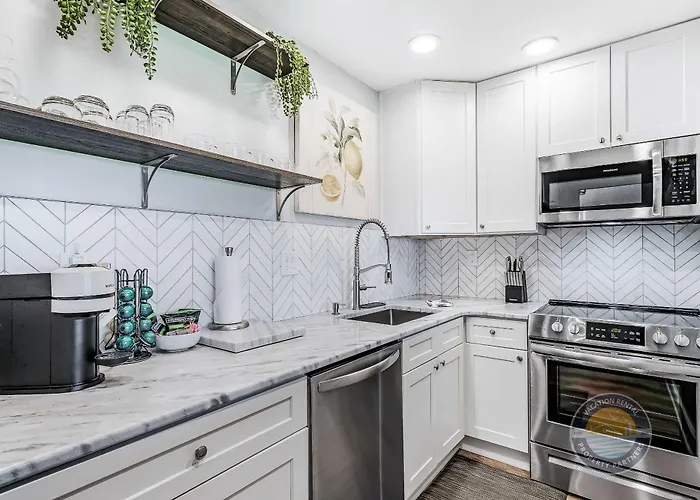 Your New Luxury Lakeview Condo W Pool Access
